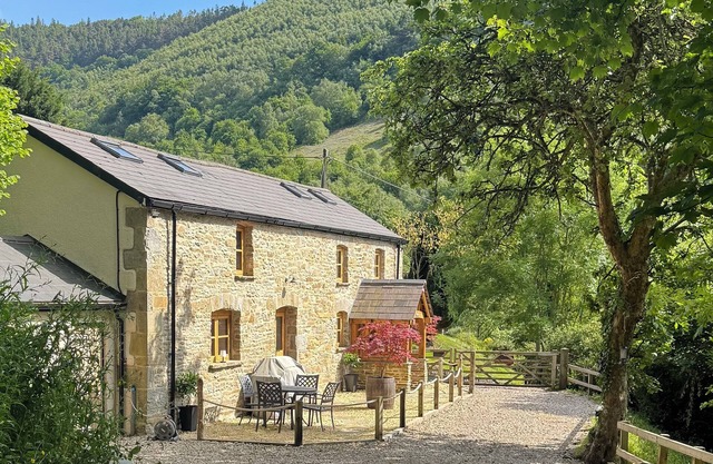 GRAIG COTTAGE, pet friendly, with open fire in Cwmcarn