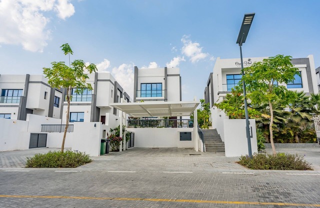 Grand 4BR Villa with Chilled/Heated Pool, Al Dana Island Fujairah