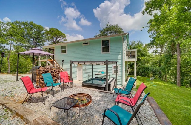 Grand Lake Cottage with Hot Tub in Eucha