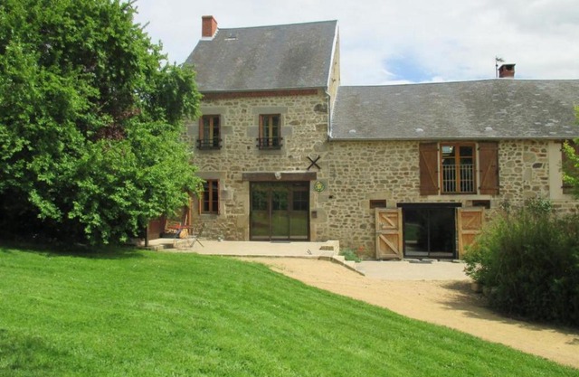 Grande maison en pierres avec jardin clos, proche des stations thermales et des Volcans d'Auvergne - FR-1-489-198