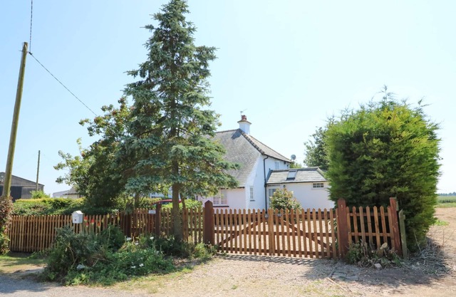 GRANGE FARM COTTAGE, pet friendly, with open fire in Sutton Bridge