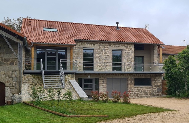 Grange Rénovée au Cœur du Village Proche du Château