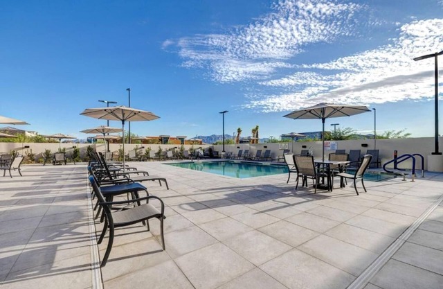 Great Amenities Onsite! Free Breakfast, Kitchen, Outdoor Pool, Pets Allowed!