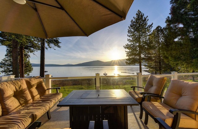 Great Beach - Lakefront home at Lake Almanor Country Club