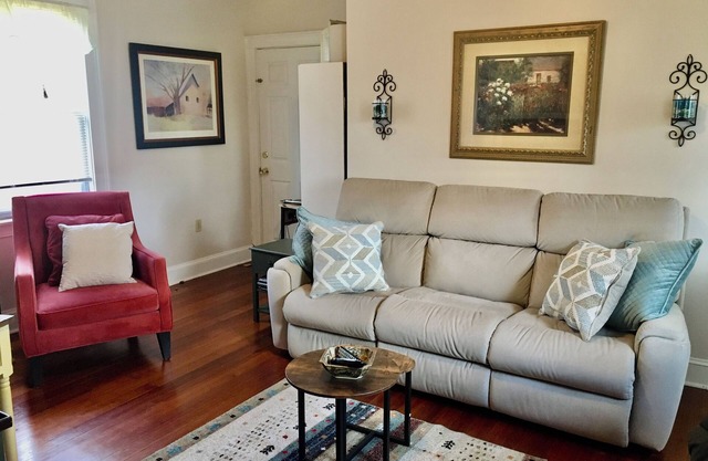 Great Close to Boston Alternative. Lovely one Bedroom