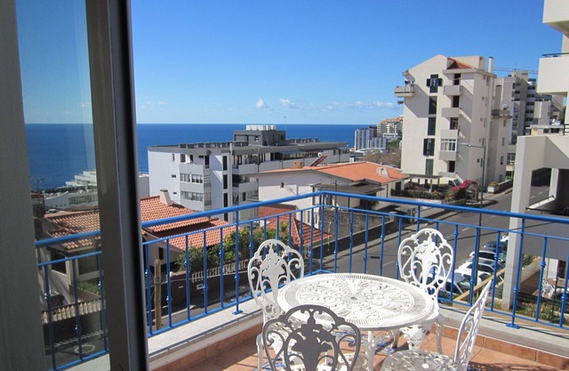 Great Lido location, 1 bedroom apartment with fantastic seaviews !
