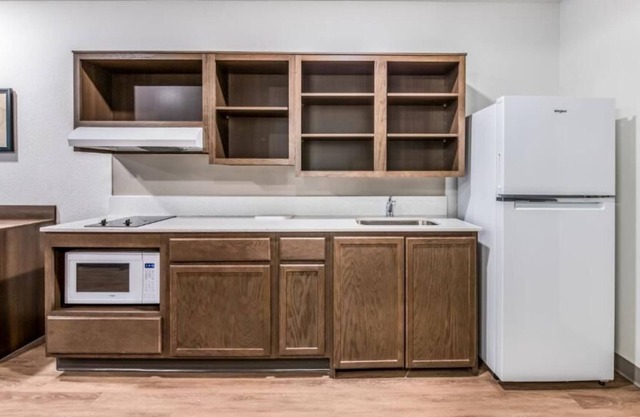 Great Location Near the Airport! 4 Family-friendly Units, Pets Allowed, Parking!