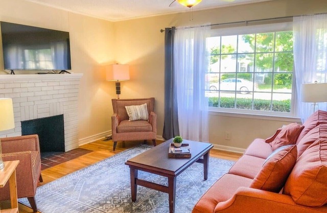 Great Location w/Yard & Deck! - Bonita Bungalow
