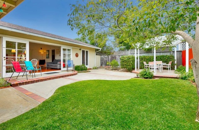 Great Pet Home Fenced Yard/Walk to Beach/Village