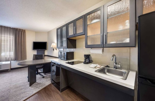 Great Pick for Your Next Staycation! Unit with Full Kitchen, Pets are Welcome!