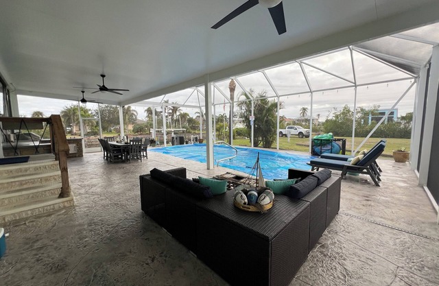 Great place in Punta Gorda.canal home.pool