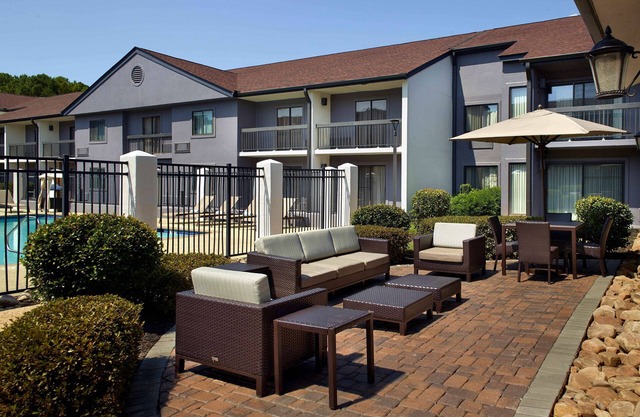 Great Relaxing Overnight Stay! 2 Comfortable Units, Free Parking, Onsite Pool