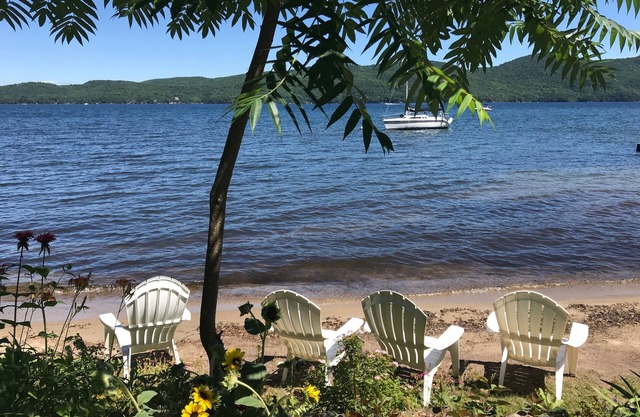 Great swimming beach! Private 384' Sandy Shoreline,Dock,4bdr cottage on 4.8acres