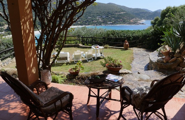 Great views, 2 minutes from the beach, 3bedrooms semi-detached house