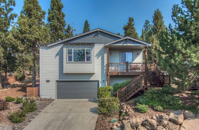 Great West Side Location! Hot Tub, Huge Living Area, 2 bdrm + Murphy Bed, EV Chg