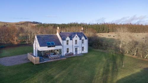 Greenmyre Farmhouse with Hot Tub