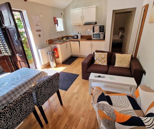 Ground-floor 2-br 2-shower Room, Patio & Parking