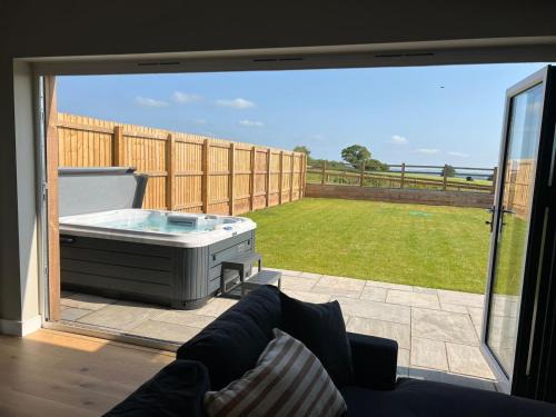Ground Floor Barn with Hot Tub, Dog Friendly, Sleeps up to 8 close to Monmouth, Ross on Wye, Hay on Wye and Hereford!