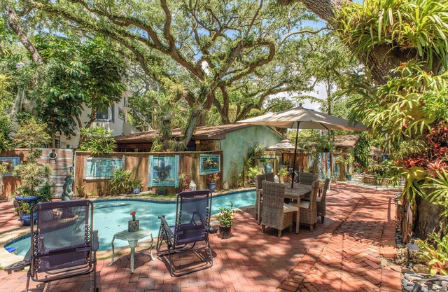 Grove Bungalows - Tranquil Tropical Oasis Centrally Located in Coconut Grove