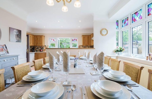 Grove Lodge - a house that sleeps 13 guests in 5 bedrooms