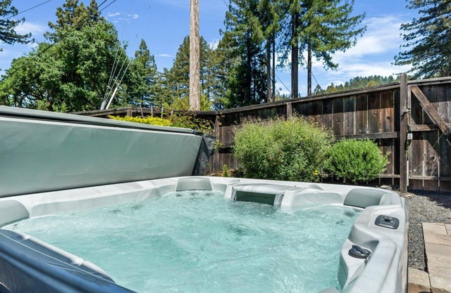 Guerneville Escape:Top of Redwoods!Contemporary & Magical Vibe!lHtTb/WIFI/Pup
