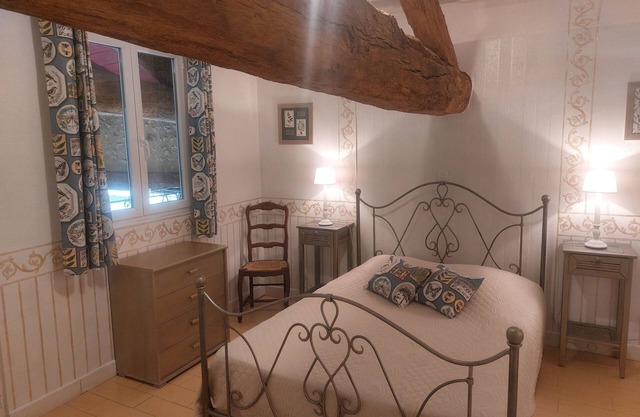 Guest Rooms 'Le Pré Fleuri 1' with Shared Pool, Shared Terrace and Wi-Fi