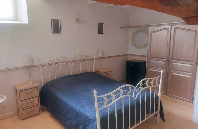 Guest Rooms 'Le Pré Fleuri 2' with Shared Pool, Shared Terrace and Wi-Fi
