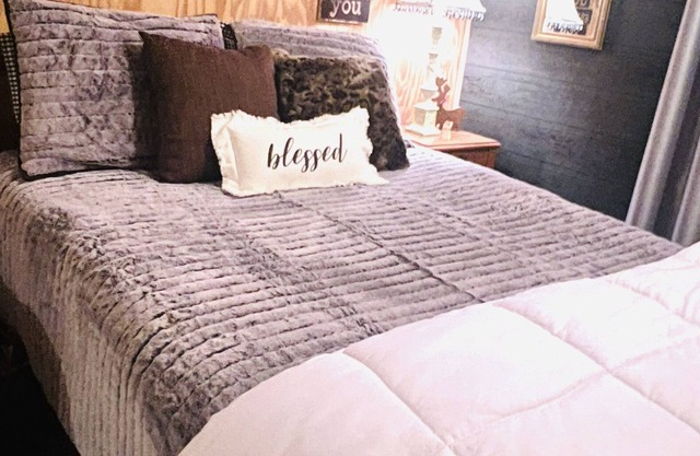 Guest House private access, 2 level bedroom, den, kitchen to hang out and relax