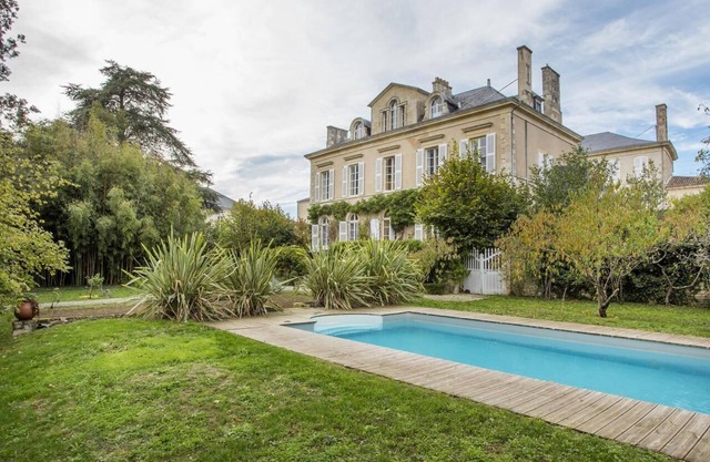 Guest House 'Suite Oiseau Du Paradis' with Shared Pool, Wi-Fi and Air Conditioning