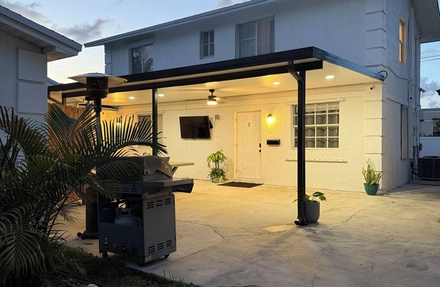 Guest house West Palm Beach 2br/1.5 bath