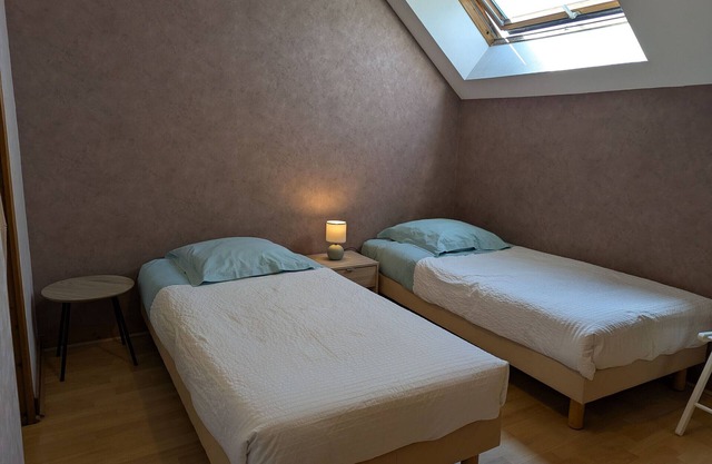 Guest room with private bath in Gidy