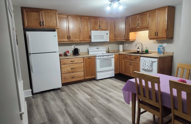 Guest Suite—Pool Table, Full Kitchen, Deck