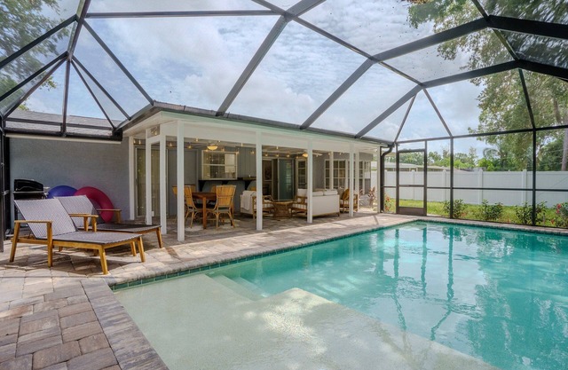 Gulf Gate Retreat – Family-Friendly Home with pool, 1 mile from South Siesta Key