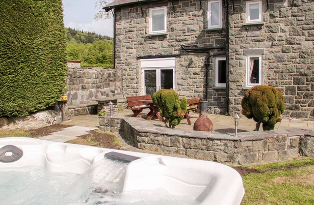 Gwern Borter Manor