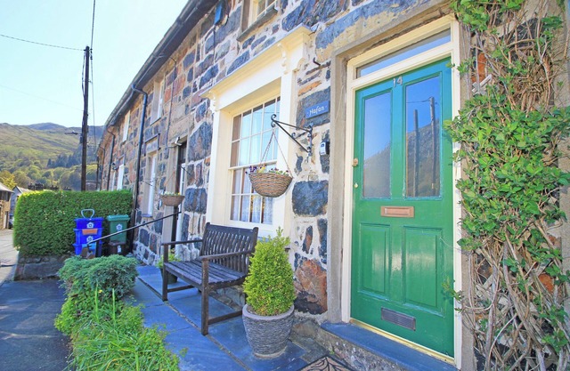HAFAN COTTAGE, pet friendly, with open fire in Beddgelert