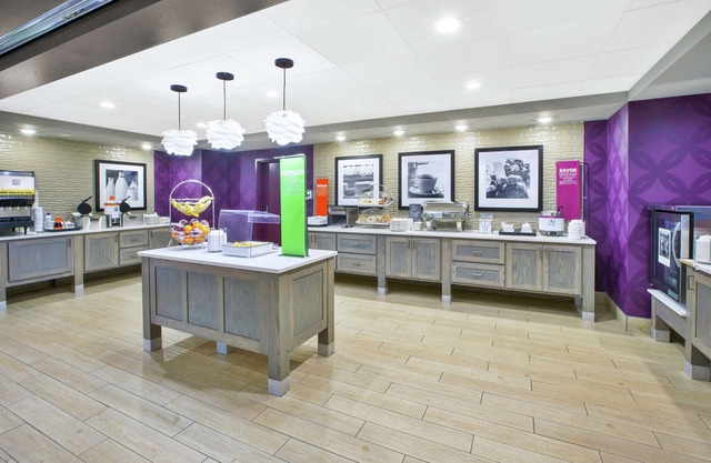 Hampton Inn & Suites Oakwood Village-Cleveland
