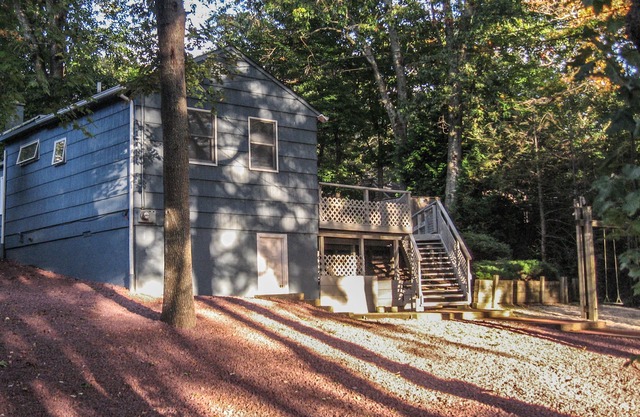 HAMPTONS PRIVATE BEACH GETAWAY. 400 ft walk to private beach swimming area.