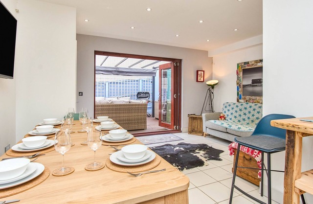Harbour Walk - a house that sleeps 6 guests in 3 bedrooms