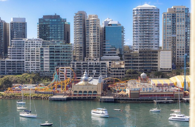 Harbourside 79 - Holiday special with Luna Park and Berry Bay views