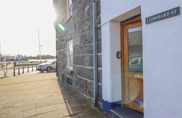 HARBOURSIDE, pet friendly, character holiday cottage in Porthmadog