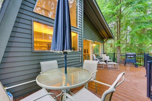 Harstine Island Cabin with Fire Pit Walk to Beach!