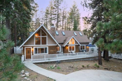 Hartwood by AvantStay Cozy Big Bear Abode w Spacious Deck Stone Fireplace