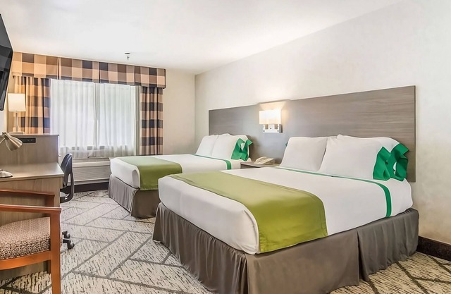 Have a Comfortable Stay in GuestHouse Poulsbo! Comes w/Free Parking & Breakfast