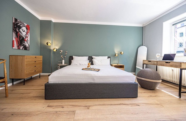 have-a-nice-stay - modern, near train station, quiet, 15 minutes by train to HH