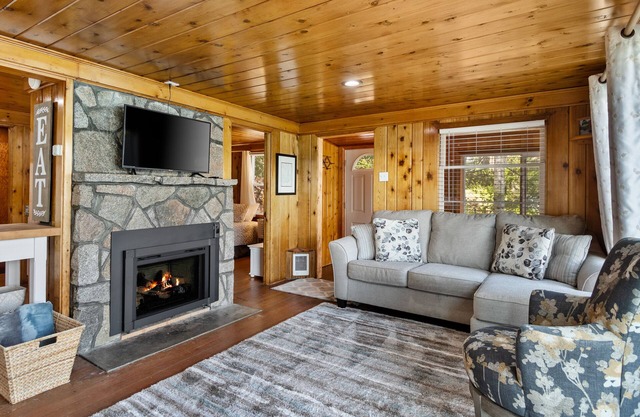 Hayden lake gem steps to water/dock with deck, WD & firepit - dog-friendly