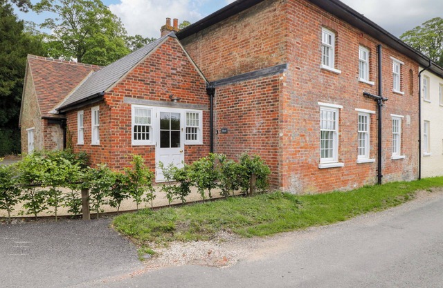 HAZEL, pet friendly, character holiday cottage, with pool in Kintbury