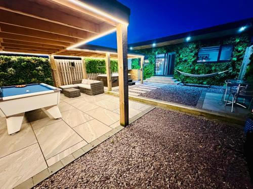 Hazells Lodge Farm Stay Sleeps 2 Undercover Hottub and Pool Table