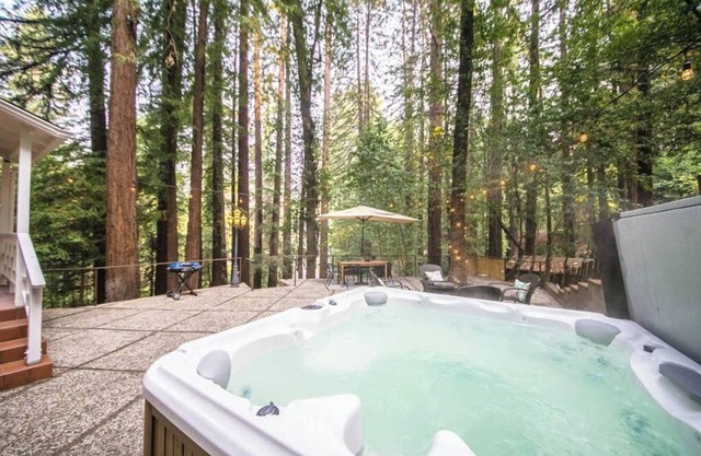 Hazels Hideaway: Hot Tub | Redwoods | Bonus Room!