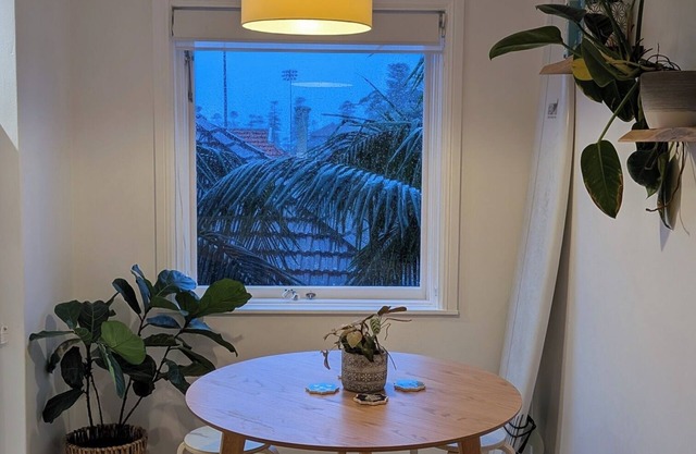 Heart of Manly, 5 minute stroll to beach and 8 minute walk to city ferry!