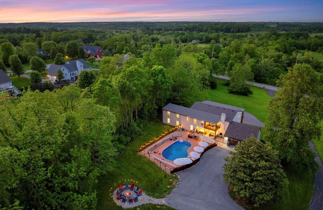 *Heated Pool & Hot Tub near Bourbon Trail